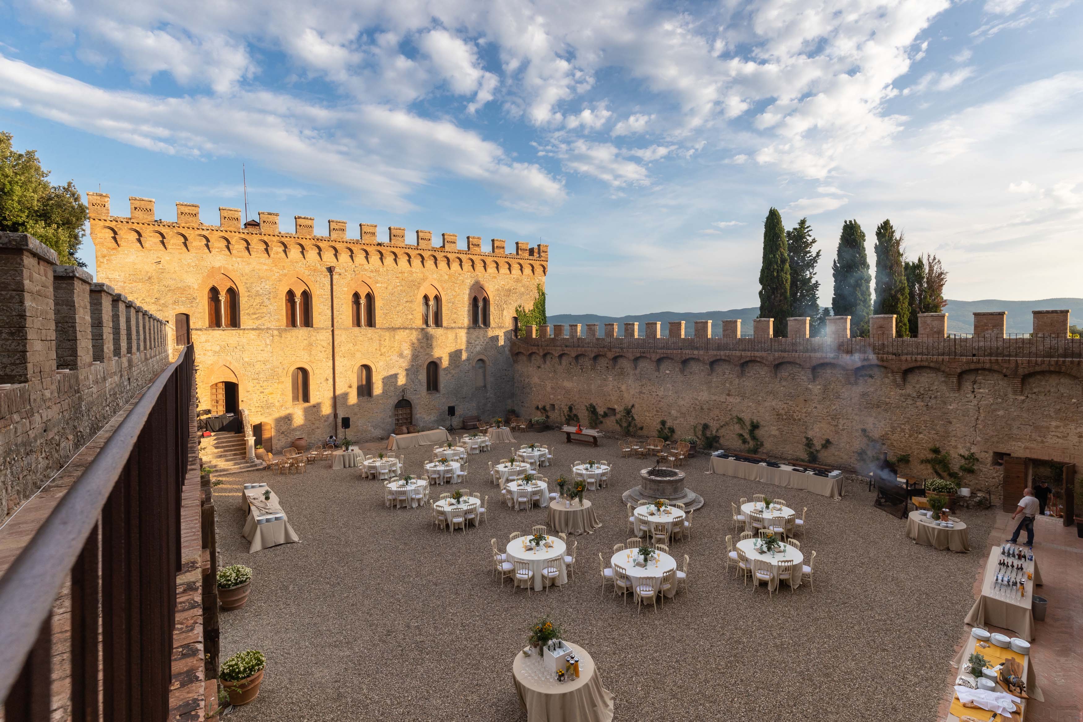courtyard-castle-buonconvento-tables-event