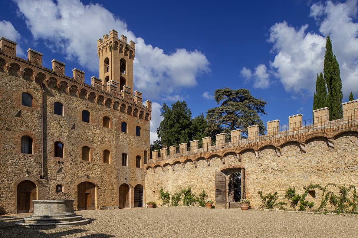 courtyard castello villa torre